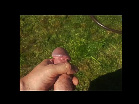 ❤️ Vruća zgodna jebe svoju ružičastu macu i svršava špricom u ljetnoj bašti ❤️ Porno video kod nas ❌️